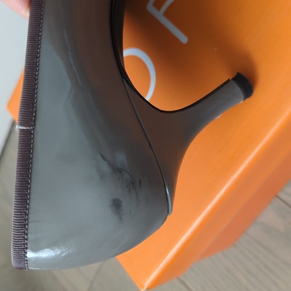 Greige ribbon trimmed pumps size 6.5 - Picture 9 of 12